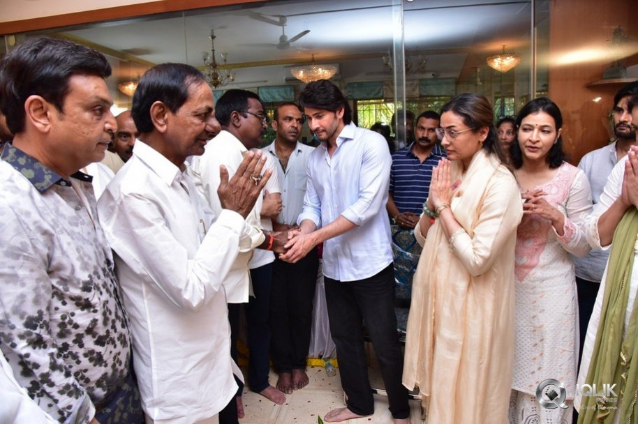 Celebrities-pay-homage-to-superstar-Krishna